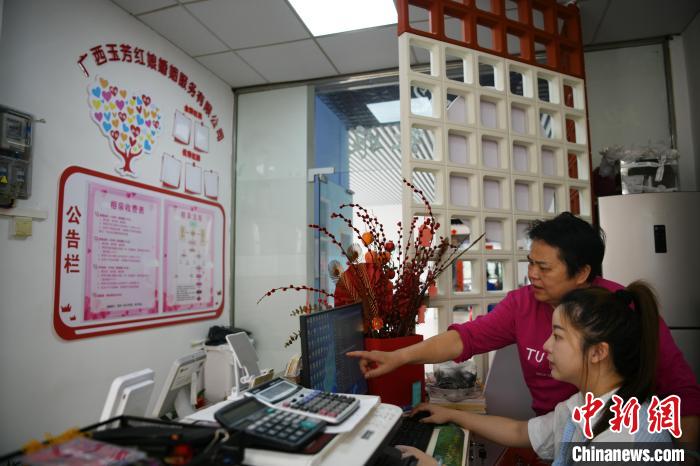 南宁一对婆媳接力当“红娘”推出年轻人乐于接受的相亲方式(图1)