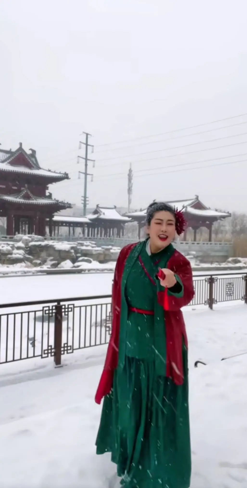 “王婆”相亲舞台火热：有人起大早排队有人直播涨粉上万(图2)