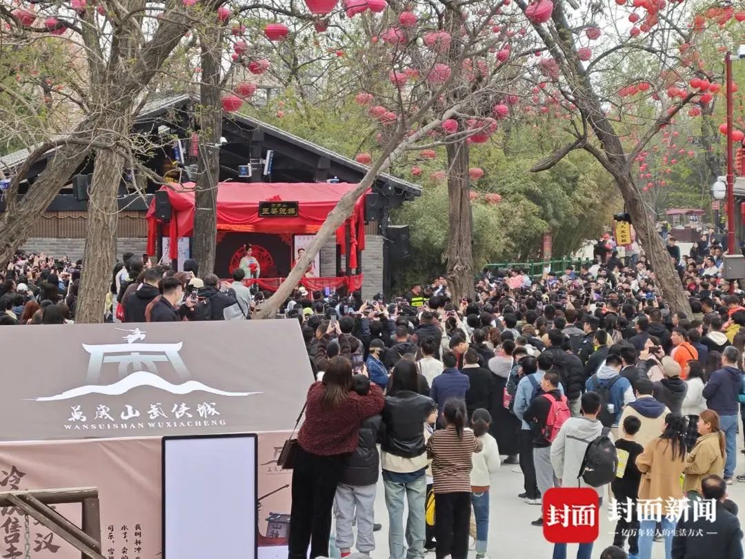 “王婆”相亲舞台火热：有人起大早排队有人直播涨粉上万(图1)