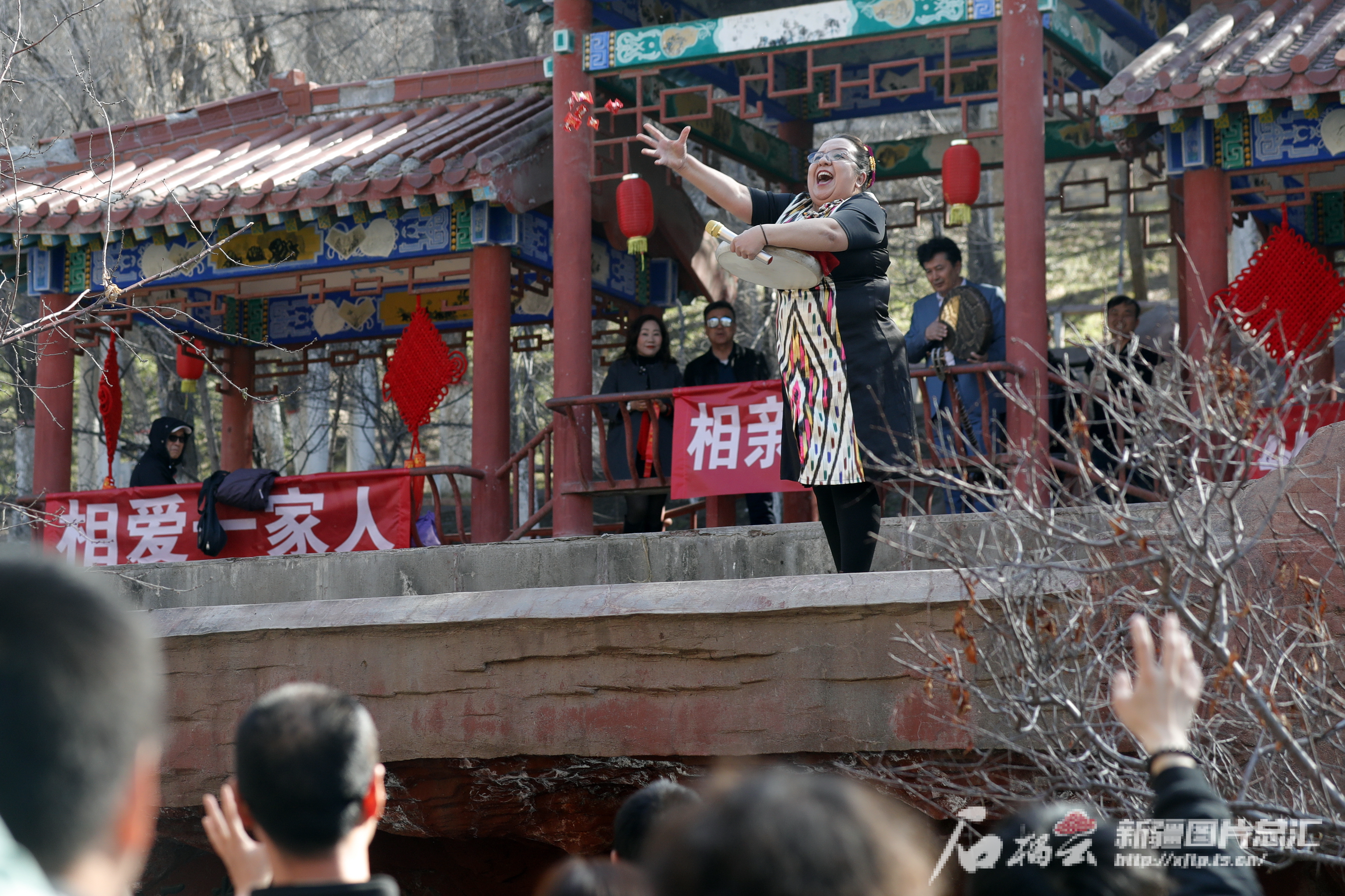乌鲁木齐“古丽王婆”登场水磨河畔主持相亲大会(图1)