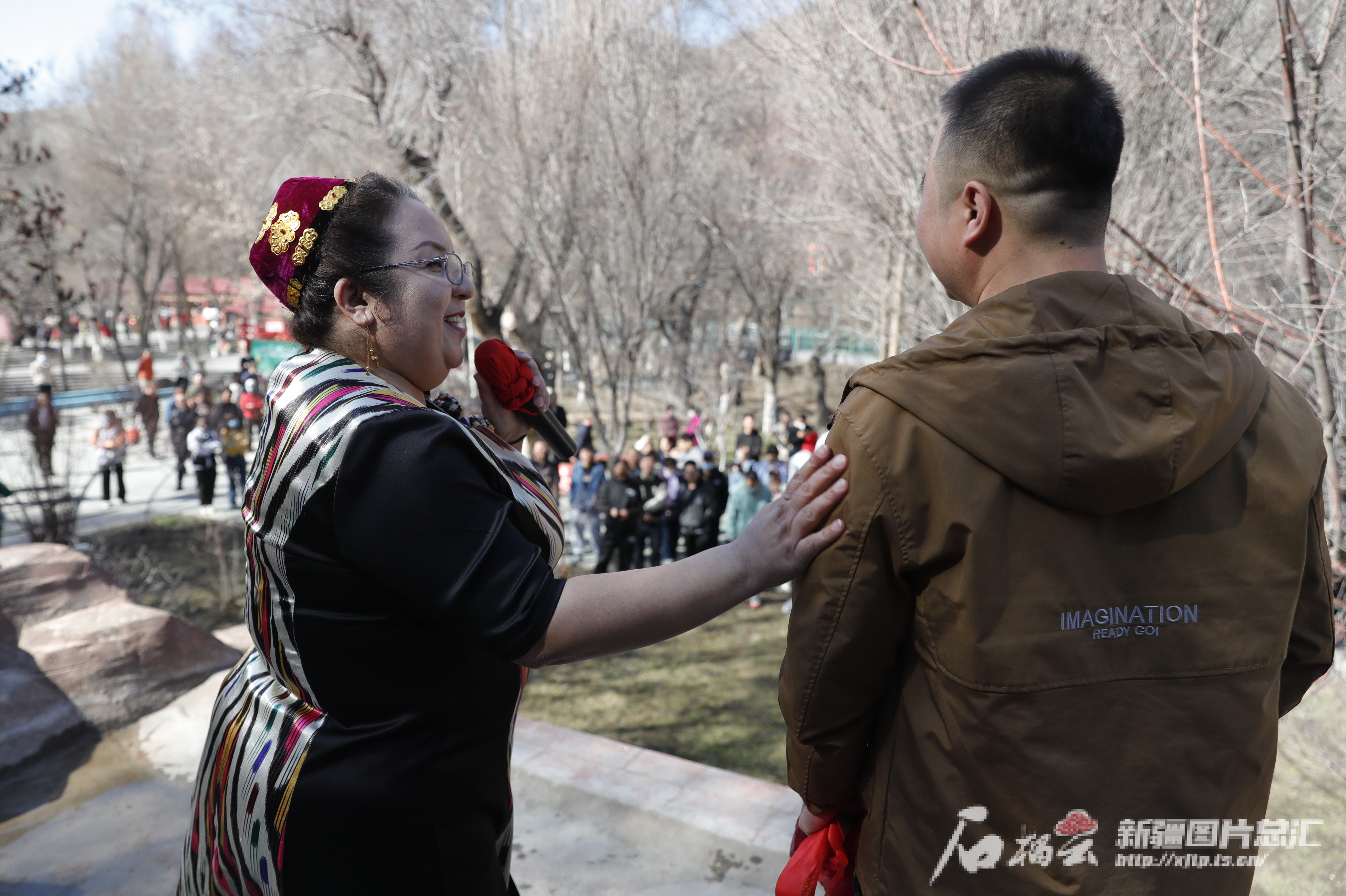 乌鲁木齐“古丽王婆”登场水磨河畔主持相亲大会(图2)