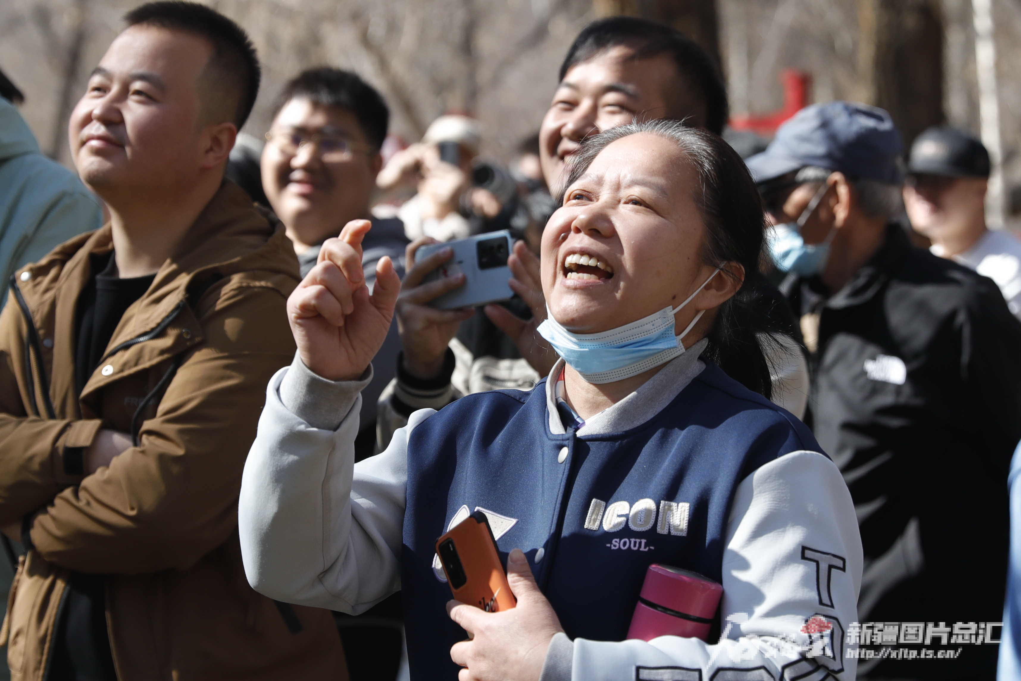 乌鲁木齐“古丽王婆”登场水磨河畔主持相亲大会(图3)