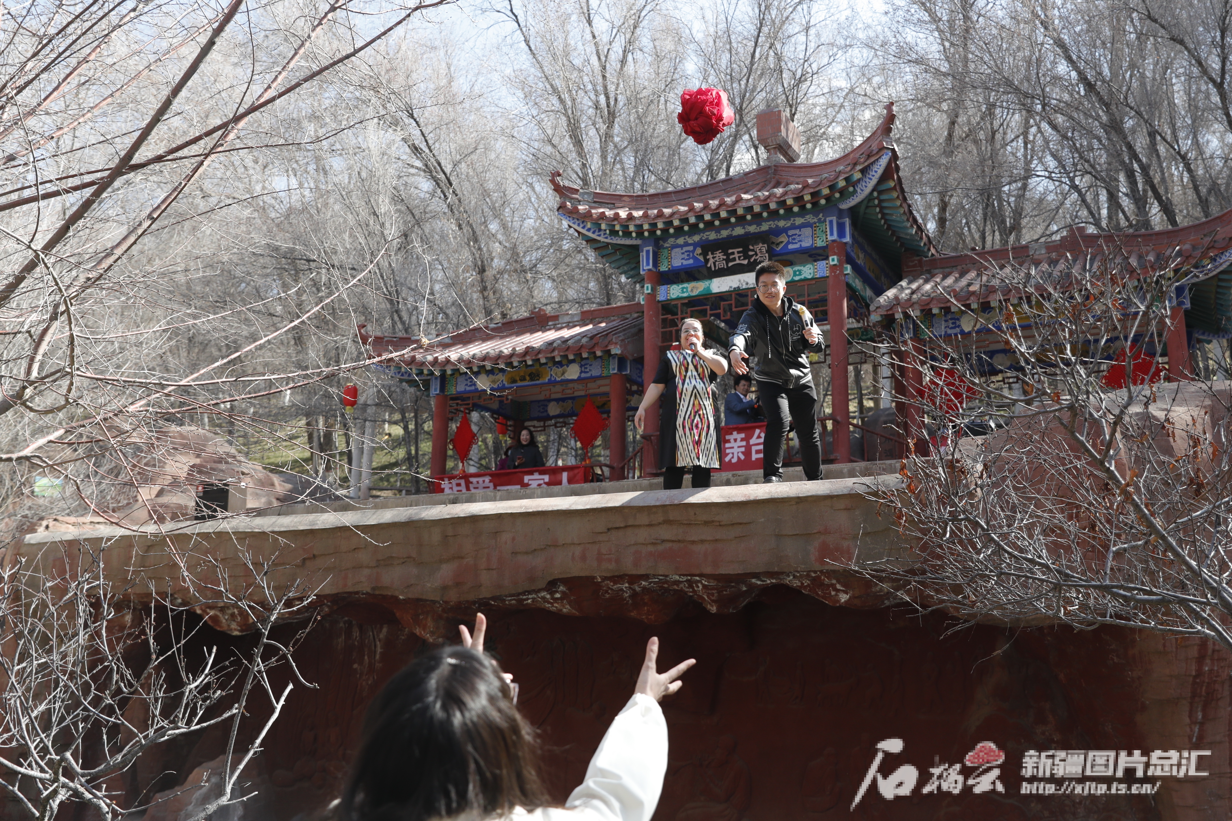 乌鲁木齐“古丽王婆”登场水磨河畔主持相亲大会(图4)
