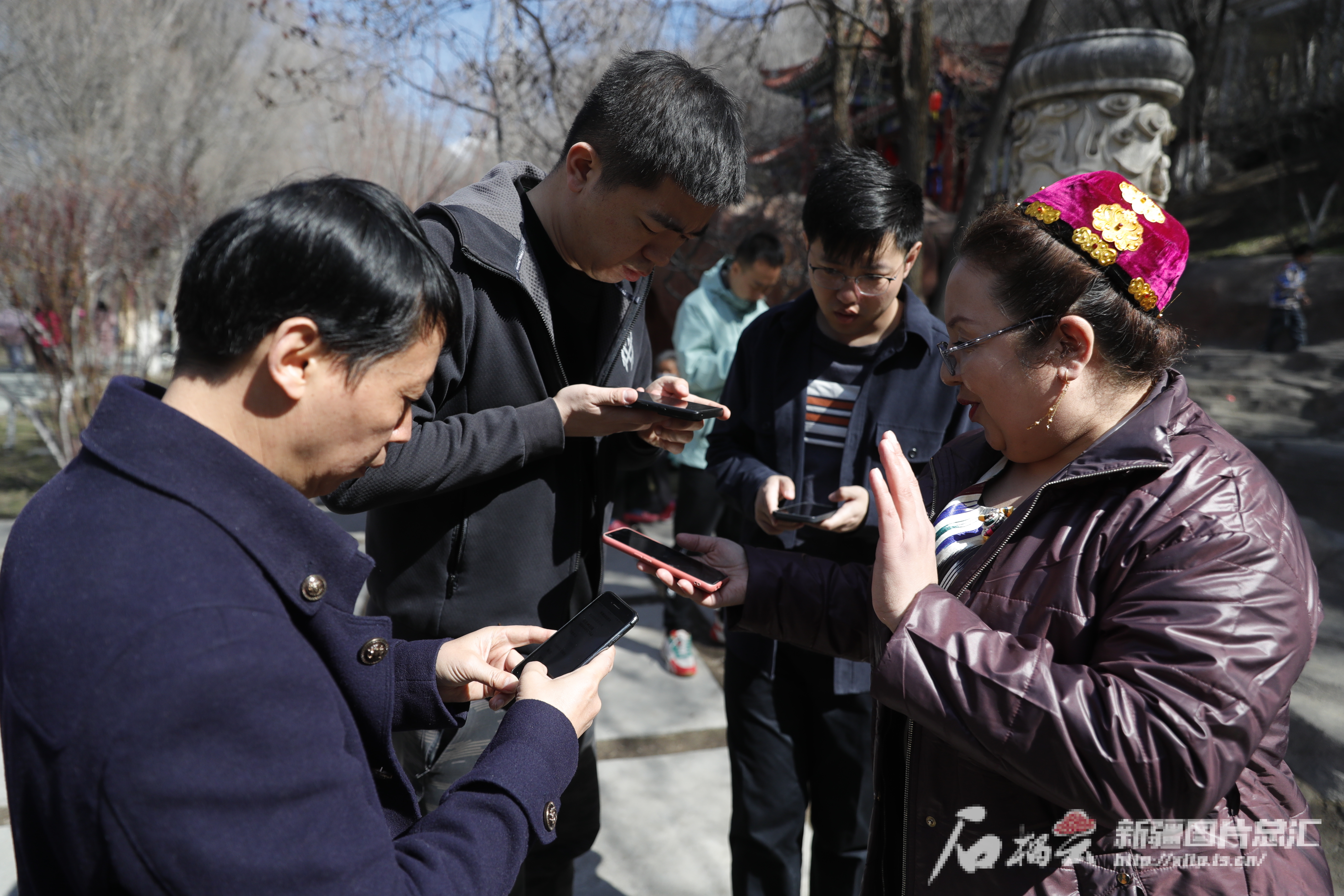 乌鲁木齐“古丽王婆”登场水磨河畔主持相亲大会(图6)