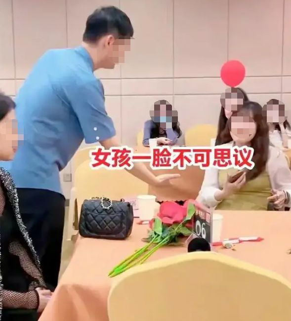 广东相亲会微胖女孩被牵手高瘦型美女无人搭理网友：很明智(图1)
