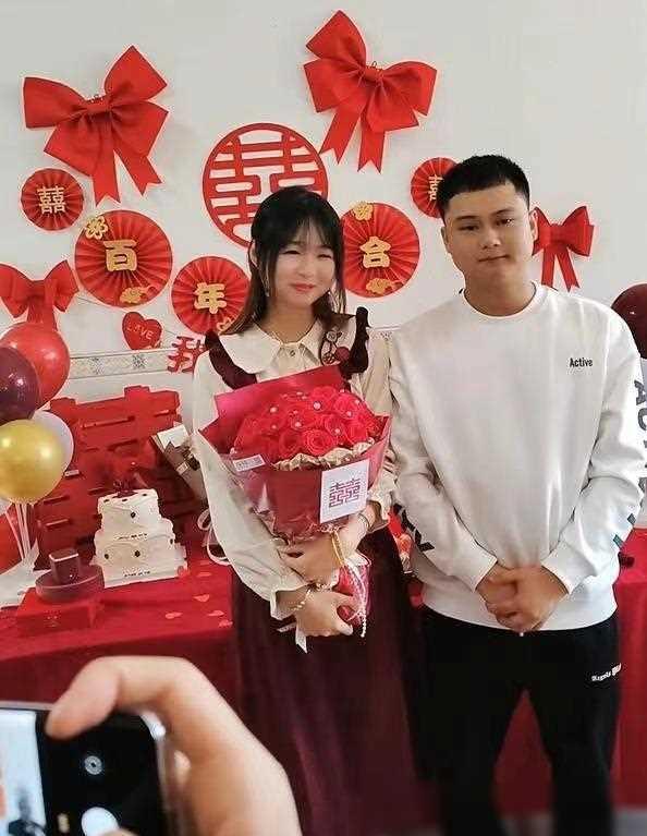 江苏一男子订婚害羞不敢牵新娘的手亲戚：相亲认识的还不熟(图2)