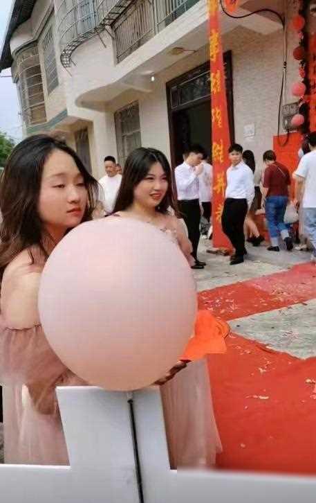 江苏一男子订婚害羞不敢牵新娘的手亲戚：相亲认识的还不熟(图5)
