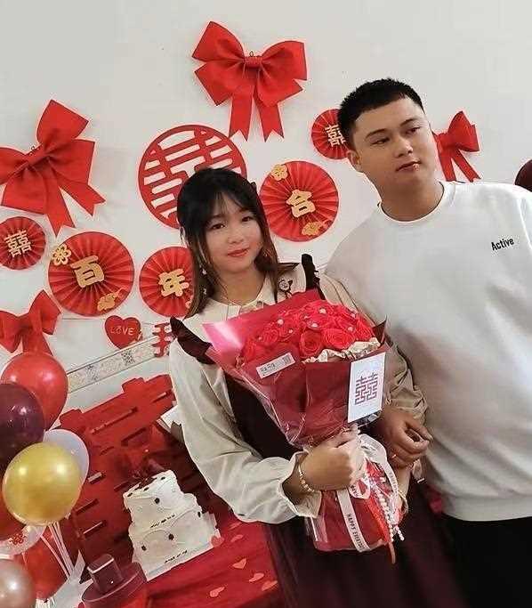 江苏一男子订婚害羞不敢牵新娘的手亲戚：相亲认识的还不熟(图4)