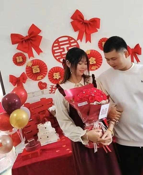 江苏一男子订婚害羞不敢牵新娘的手亲戚：相亲认识的还不熟(图3)