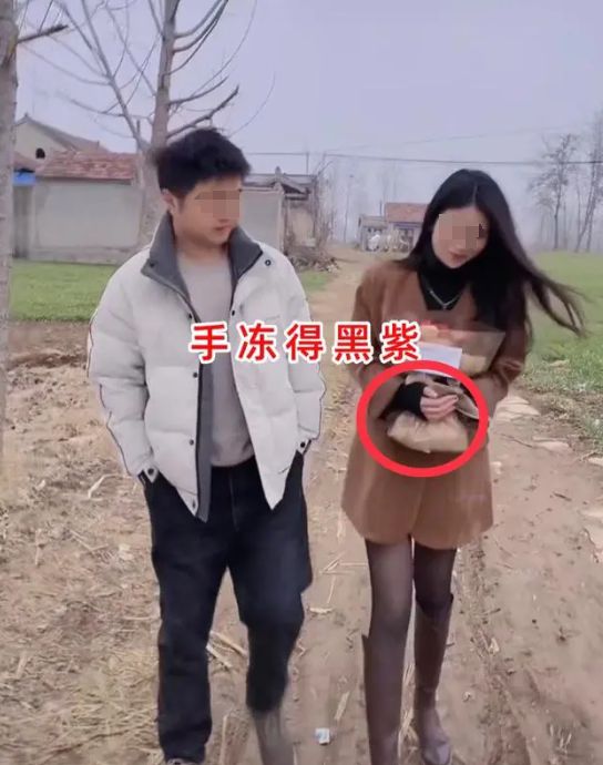 女子相亲穿太薄手冻得发紫男子主动暖手女子：别拉扯(图2)