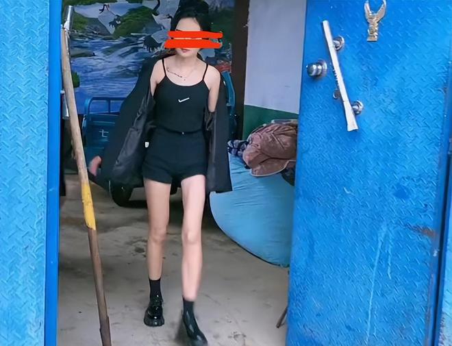女子相亲失败被邻居大妈嘲笑嫁不出去拿起铁锹就要找大妈算账(图1)