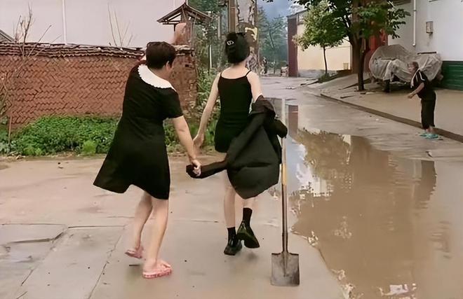 女子相亲失败被邻居大妈嘲笑嫁不出去拿起铁锹就要找大妈算账(图3)