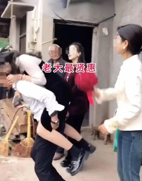 重庆男子相亲三姐妹任意挑背起老三就跑老必赢国际二：眼光太差了！(图4)