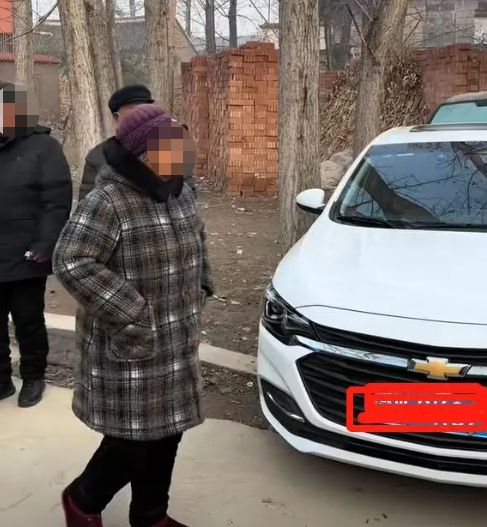 一户人家俩女孩儿待嫁男孩儿排队来相亲网友：俩闺女稀罕人(图1)