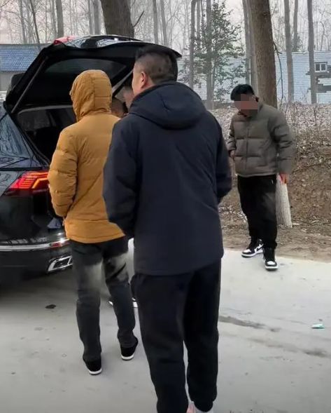 一户人家俩女孩儿待嫁男孩儿排队来相亲网友：俩闺女稀罕人(图4)