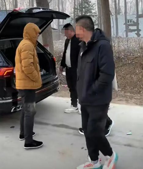 一户人家俩女孩儿待嫁男孩儿排队来相亲网友：俩闺女稀罕人(图3)