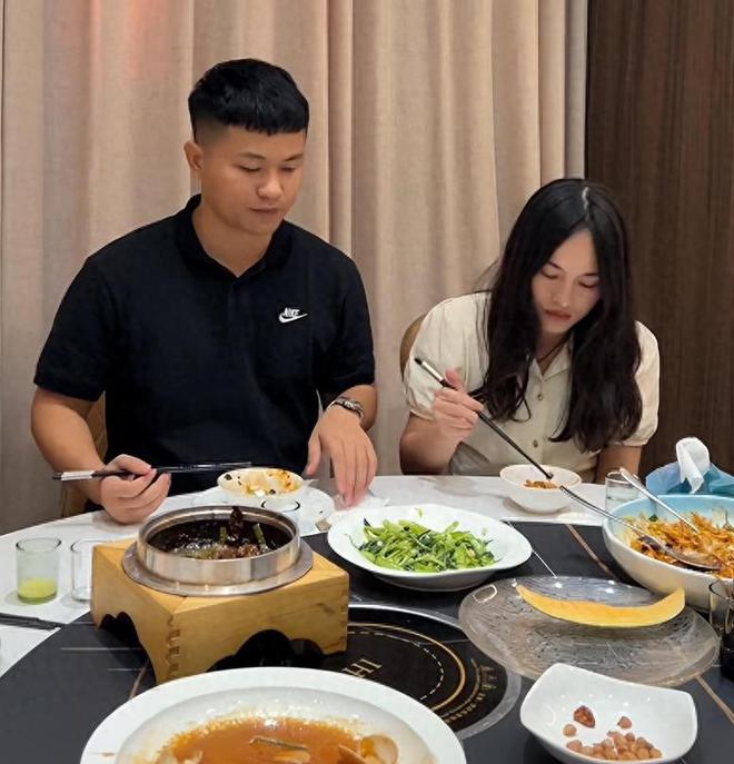 男子给相亲女生夹菜被嫌弃偷偷溜走不买单：反正她也看不上我Bwin必赢(图1)