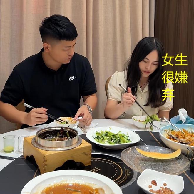 男子给相亲女生夹菜被嫌弃偷偷溜走不买单：反正她也看不上我Bwin必赢(图3)