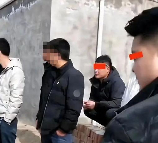回顾：女子回家相亲十几名未婚男子过来网友：这场面太壮观了(图1)