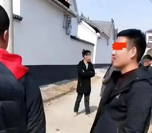 回顾：女子回家相亲十几名未婚男子过来网友：这场面太壮观了(图3)