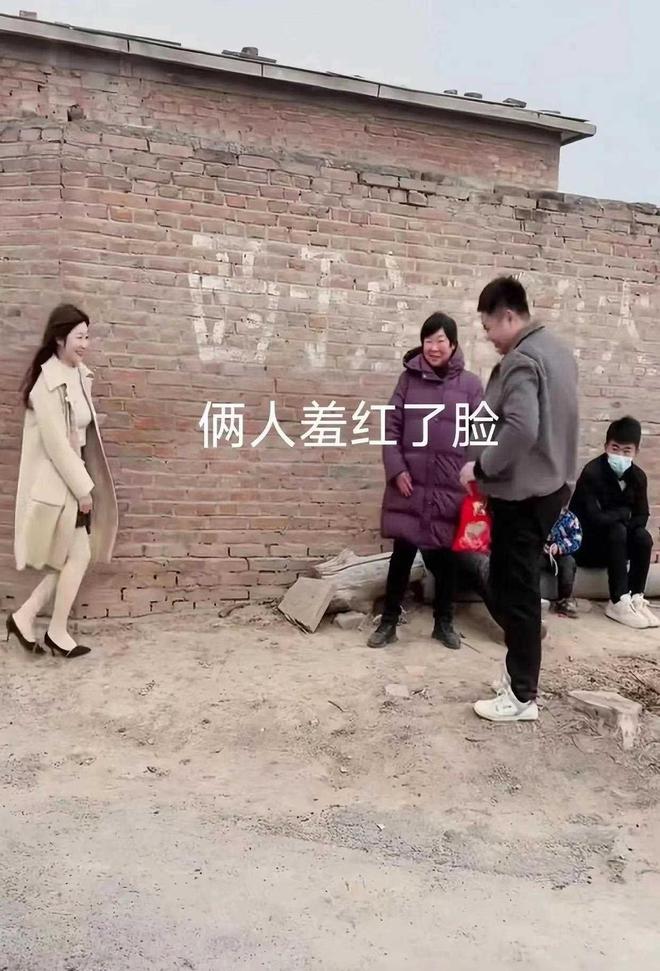 男子相亲发现对方是初中同学俩人羞红了脸媒人：赶紧摆席吧(图2)