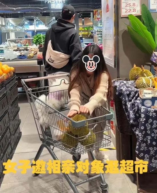 回顾：女子邀相亲对象逛超市放多个榴莲到购物车男子悄然离去(图1)