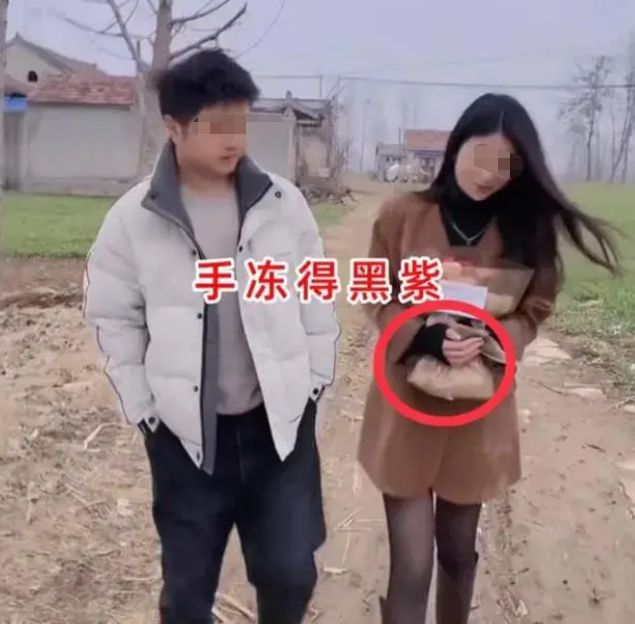 回顾：女子Bwin必赢相亲穿薄袜秀美腿结果手冻得发紫男子主动暖手(图2)