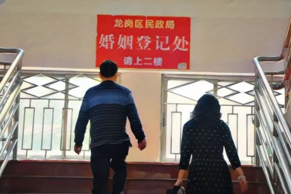 女子相亲第1天被拉去插秧30年后夫家发达直言：你可以滚了(图1)