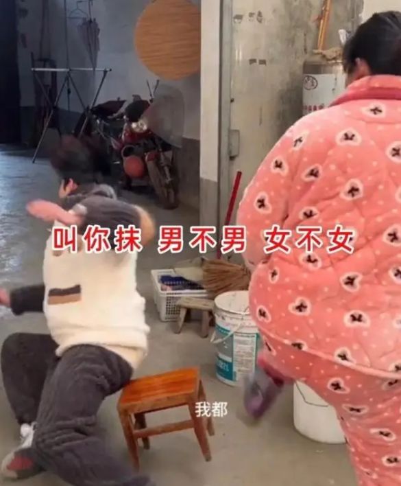 回顾小伙为了不去相亲一个举动惹恼亲妈被揍后网友笑了：活该(图2)