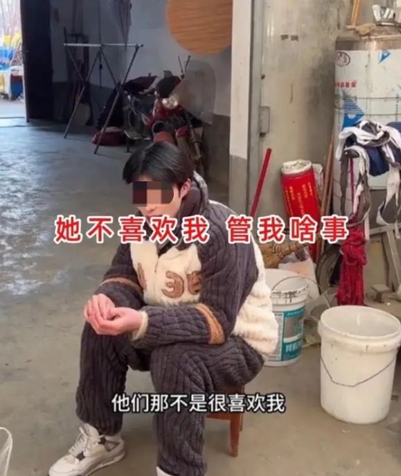 回顾小伙为了不去相亲一个举动惹恼亲妈被揍后网友笑了：活该(图1)