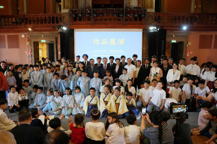 Bwin必赢中国驻瑞典大使崔爱民出席瑞青中文学校2024年春季学期结业仪式暨第十届“大使奖”朗诵大赛汇报会(图2)