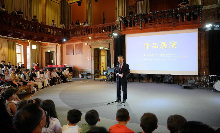 Bwin必赢中国驻瑞典大使崔爱民出席瑞青中文学校2024年春季学期结业仪式暨第十届“大使奖”朗诵大赛汇报会(图1)