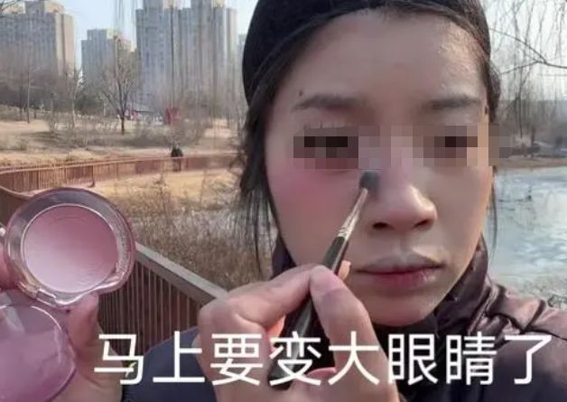 回顾：女子相亲太仓促20分钟快速化妆看懵大爷：根本不是同一人(图2)