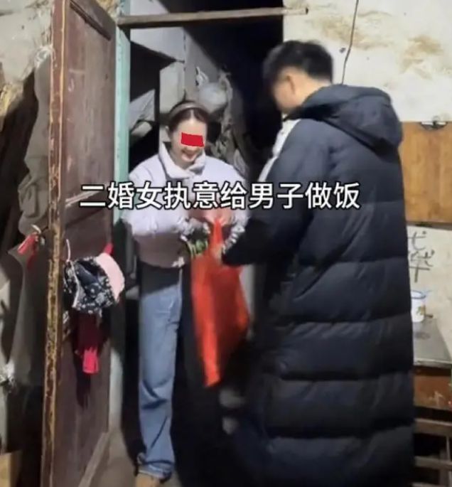 回顾离异女子相亲早上见面晚上就在一起男子：不在乎别人眼光(图1)