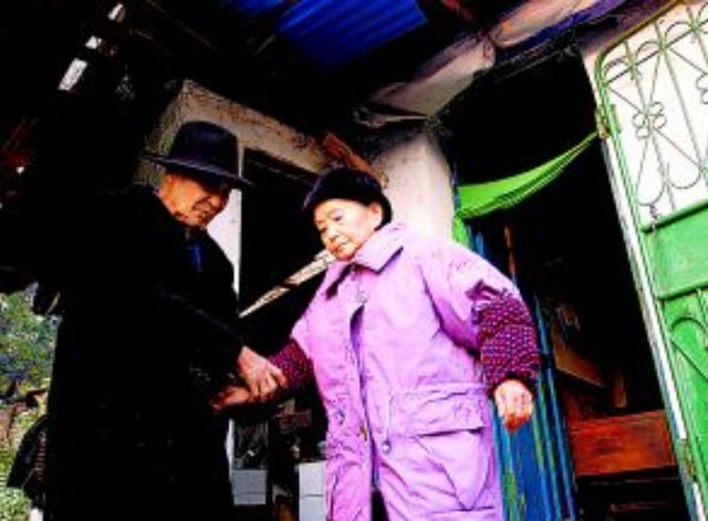 四川八旬老太相亲再婚新婚夜新郎突然说：60年前你就嫁过我(图1)