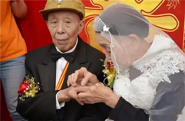 四川八旬老太相亲再婚新婚夜新郎突然说：60年前你就嫁过我(图9)