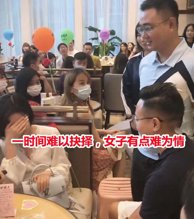 女子和闺蜜一起相亲面对不感冒的表白对象当场婉拒：你看她怎样(图4)