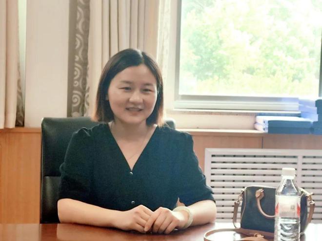 扶不扶？章丘一女教师路遇他人倒地不起最后这样做(图2)
