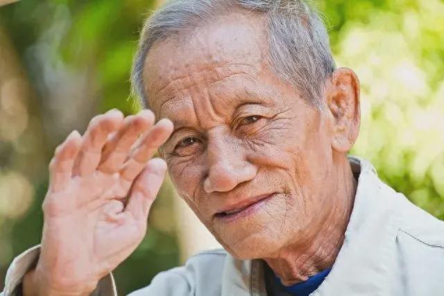 那年相亲姑娘一抬头我撒腿就跑她紧追不舍我跑丢一只鞋扭伤脚必赢国际(图1)