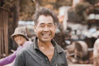 那年相亲姑娘一抬头我撒腿就跑她紧追不舍我跑丢一只鞋扭伤脚必赢国际(图2)