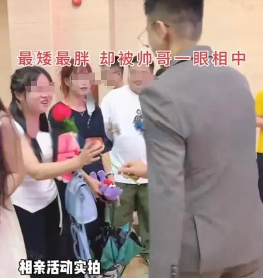 广东男子相亲选中胖女孩女孩激动地一把搂住网友必赢国际：饿虎扑食啊(图1)