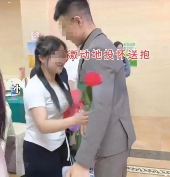 广东男子相亲选中胖女孩女孩激动地一把搂住网友必赢国际：饿虎扑食啊(图2)