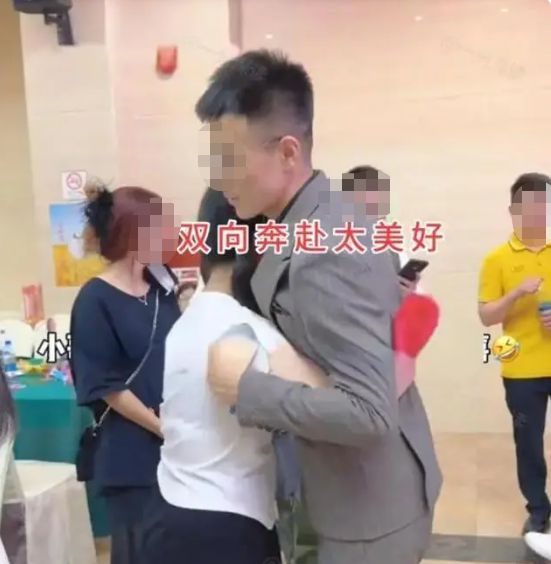 广东男子相亲选中胖女孩女孩激动地一把搂住网友必赢国际：饿虎扑食啊(图3)