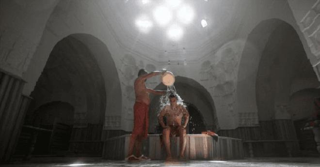 世界上最奇葩的相亲方式：男女“坦诚相见”浴池中直接私Bwin必赢定终身(图5)