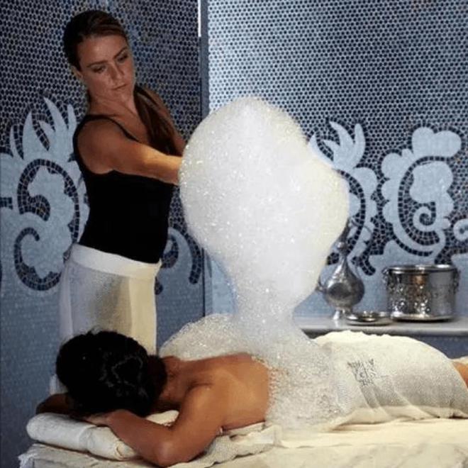 世界上最奇葩的相亲方式：男女“坦诚相见”浴池中直接私Bwin必赢定终身(图12)