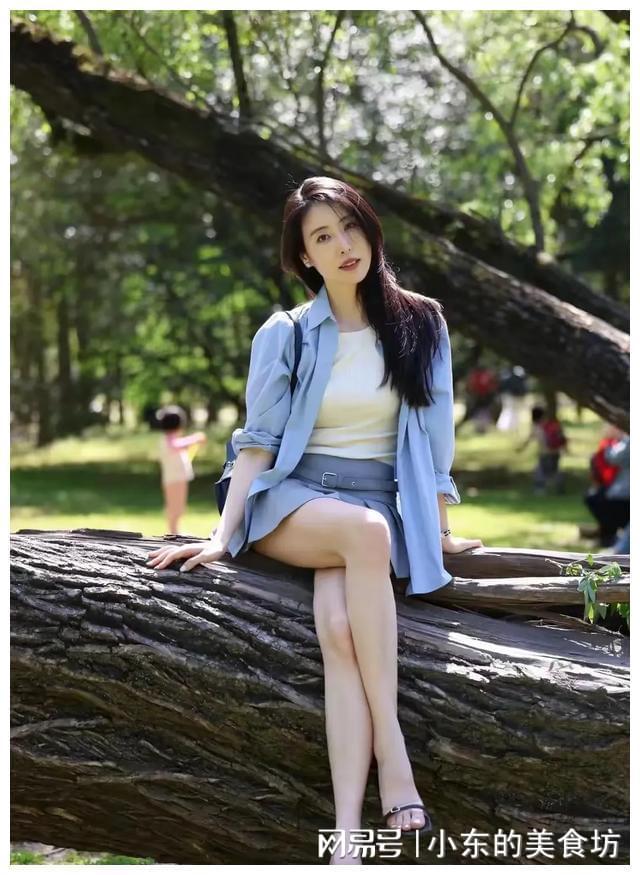 成都人民公园相亲角异常火爆大龄剩女明码标价场面犹如赶集必赢国际(图3)