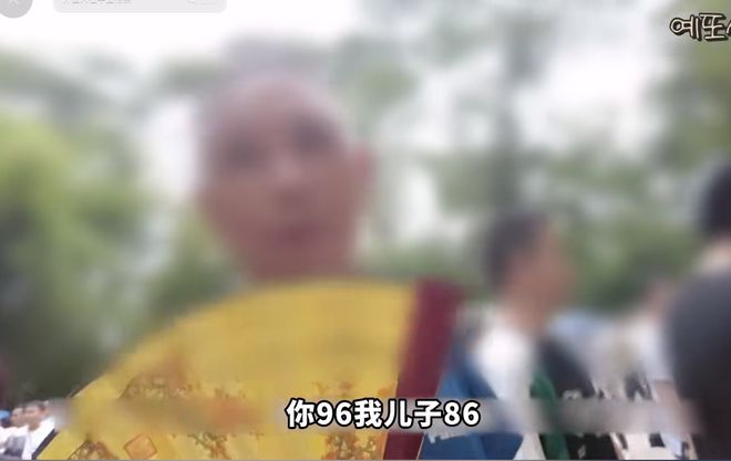 韩国女子逛广州相亲角大爷大妈抢不停土豪大爷开口就送一套房(图7)