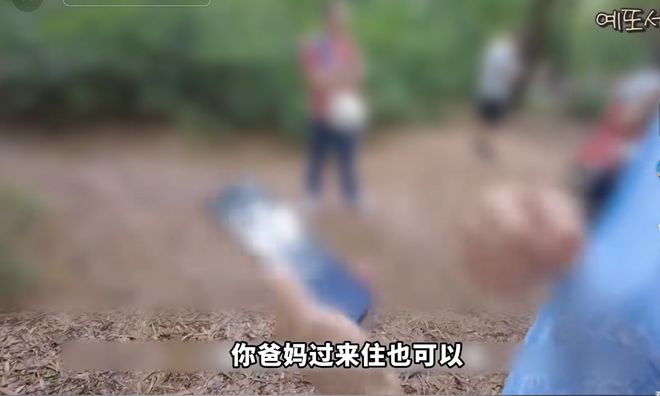 韩国女子逛广州相亲角大爷大妈抢不停土豪大爷开口就送一套房(图15)