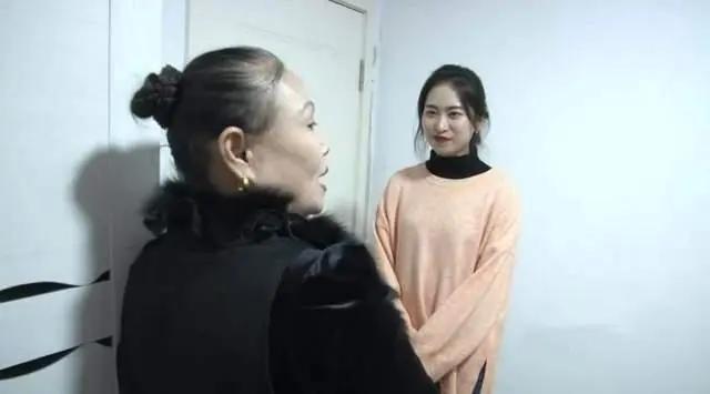 64岁大妈和66岁大爷相亲大妈提出同居大爷：我都听你的(图1)
