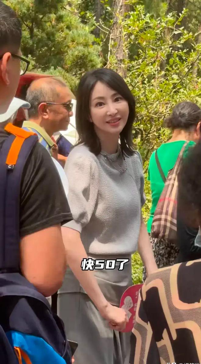 明星相亲有多傲慢？44岁女演员在相亲角问大妈能不能“不生娃”(图1)